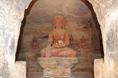 Pho Win Taung Mağaraları'ndaki eski Buda heykelleri, Monywa şehri, Sagaing State, Myanmar, Asya.