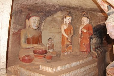 Pho Win Taung Mağaraları'ndaki eski Buda heykelleri, Monywa şehri, Sagaing State, Myanmar, Asya.