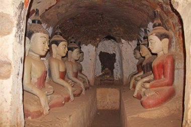 Pho Win Taung Mağaraları'ndaki eski Buda heykelleri, Monywa şehri, Sagaing State, Myanmar, Asya.