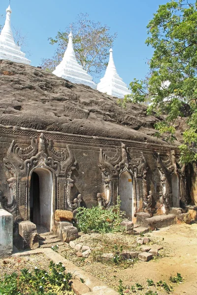 O Pho Vin Taung Cavernas com estátuas antigas de Buda e pinturas de parede em Moniva, Estado de Sagain, Mianmar, Ásia . — Fotografia de Stock