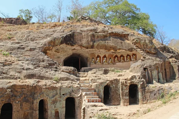 O Pho Vin Taung Cavernas com estátuas antigas de Buda e pinturas de parede em Moniva, Estado de Sagain, Mianmar, Ásia . — Fotografia de Stock