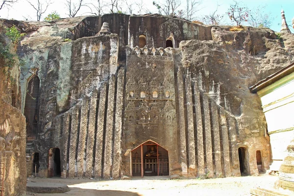 O Pho Vin Taung Cavernas com estátuas antigas de Buda e pinturas de parede em Moniva, Estado de Sagain, Mianmar, Ásia . — Fotografia de Stock