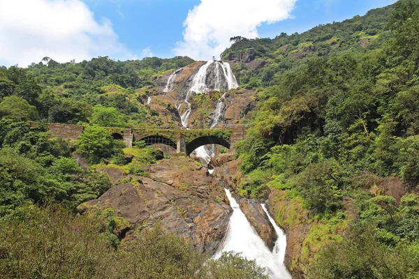 Dudhsagar Falls. Waterval. Bhagwan Mahavir Wildlife Sanctuary. Goa, India. — Stockfoto