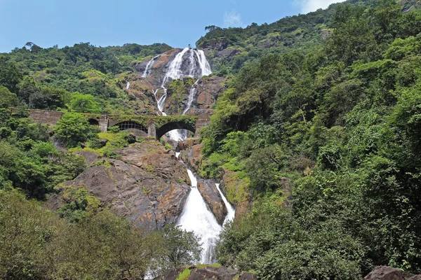 Dudhsagar cai. Cachoeira. Santuário de Vida Selvagem de Bhagwan Mahavir. GOA, Índia . Imagem De Stock