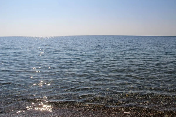 Água limpa do Mar Negro. Abcásia . — Fotografia de Stock