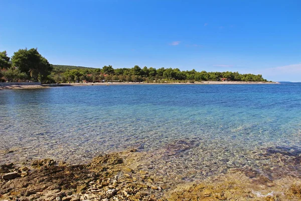 Чудовий краєвид узбережжя Адріатичного моря з прозорою Блакитною водою біля Супетару, Хорватія. Популярні місця для подорожей. — стокове фото