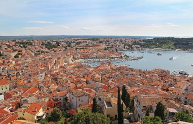 Hırvatistan 'ın Adriyatik Denizi' nin kuzeyinde yer alan romantik ve renkli Rovinj kentinin kiremitli çatılarındaki St. Euphemia Kilisesi 'nin çan kulesinden manzara. Avrupa.