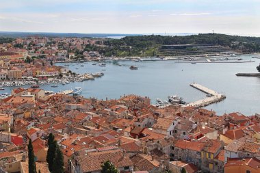 Hırvatistan 'ın Adriyatik Denizi' nin kuzeyinde yer alan romantik ve renkli Rovinj kentinin kiremitli çatılarındaki St. Euphemia Kilisesi 'nin çan kulesinden manzara. Avrupa.