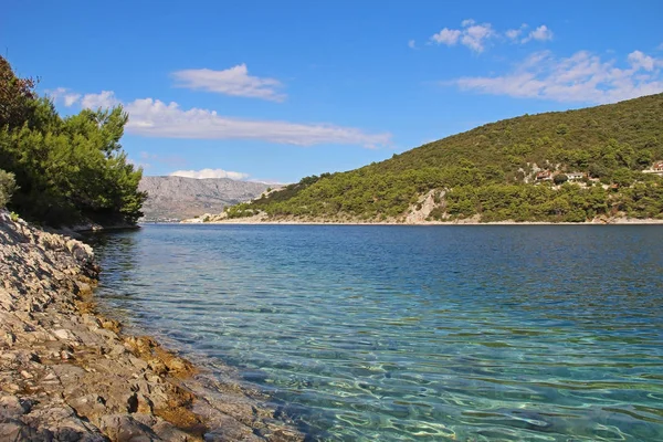 Hermoso paisaje de la costa del mar Adriático con agua azul transparente en Pucisca, Croacia. Isla de Brac verano . — Foto de Stock
