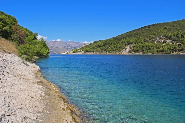 Prachtig landschap van zee Kust van Adriatische zee met Transparant Blauw Water in Pucisca, Kroatië. Eiland Brac zomertijd. Stockafbeelding