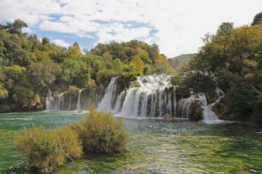 Güzel Skradinski Buk Şelalesi Sonbaharın başlarında Krka Ulusal Parkı 'nda, Hırvatistan' ın Dalmaçya kentinde ünlü bir tatil beldesi. Avrupa.