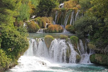 Güzel Skradinski Buk Şelalesi Sonbaharın başlarında Krka Ulusal Parkı 'nda, Hırvatistan' ın Dalmaçya kentinde ünlü bir tatil beldesi. Avrupa.