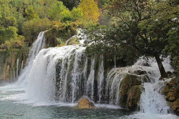 Bela cachoeira Skradinski Buk No Parque Nacional de Krka, no início do outono, famoso destino de viagem na Dalmácia da Croácia. A Europa . — Fotografia de Stock