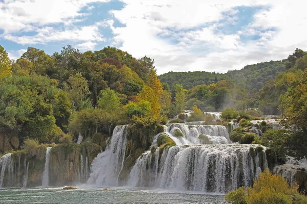 Bela cachoeira Skradinski Buk No Parque Nacional de Krka, no início do outono, famoso destino de viagem na Dalmácia da Croácia. A Europa . — Fotografia de Stock