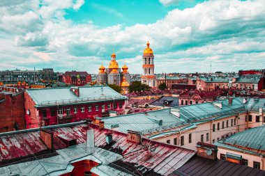 Eski kırmızı çatılar, Saint-Petersburg. Panoramik görünümü. Eski bir avluya ve tarihi binalar. Çatıların üzerinde yürümek.