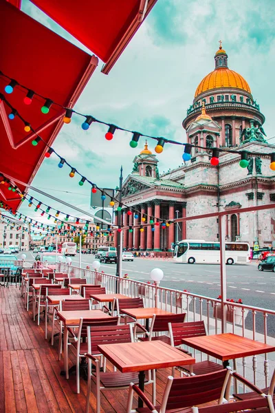 Saint Isaac's Katedrali, Saint Petersburg, Rusya Federasyonu. Church yakınındaki rahat sokak kafe. Bir sokak eski şehir, Saint Petersburg içinde.