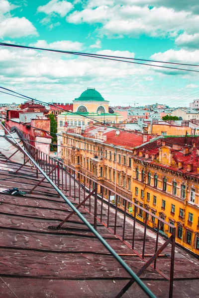 Saint-Petersburg eski çatılar. Panoramik görünümü. Bir sokak arabalar ve tarihi binalar ile. Çatıların üzerinde yürümek. Eski kasaba Saint Petersburg.