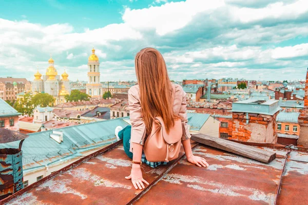Девушка Рюкзаком Крыше Панорамным Видом Петербург — стоковое фото