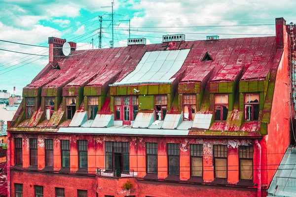 Eski kırmızı çatılar, Saint-Petersburg. Panoramik manzaralı tarihi bina. Çatıların üzerinde yürümek.