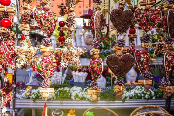 El yapımı dekorasyon anason, karanfil, koni ve kuru meyveleri yaptı. Bir kalp ve bir yıldız şeklinde bir hatıra. Noel Fuarı. Tatil pazarı