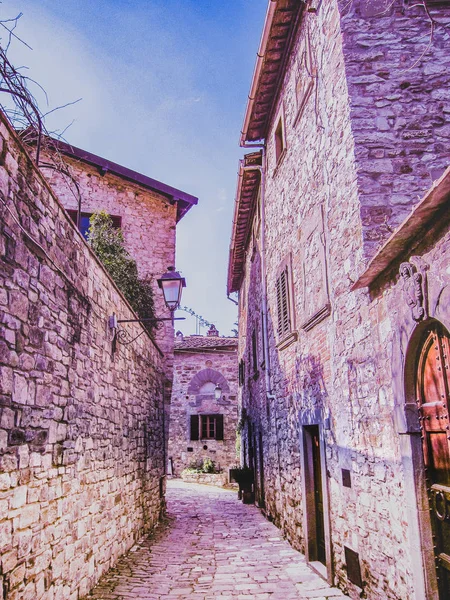 Toskana bölgesinin küçük bir İtalyan kasabasında dar bir sokak. Tipik İtalyan cityscape. Evler, sokak lambası
