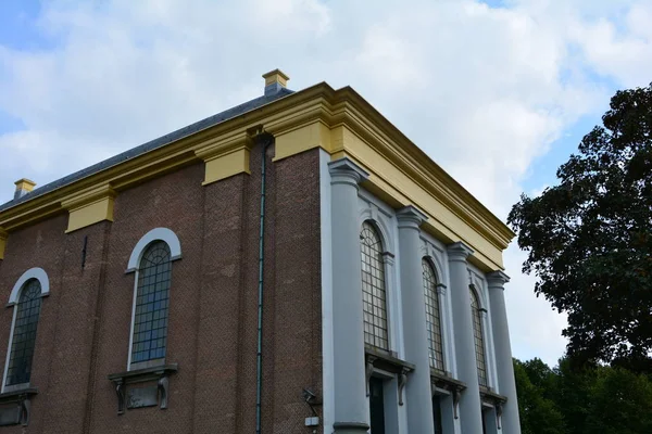 La nouvelle église de Zieriksee, Pays-Bas avec un ciel bleu — Photo