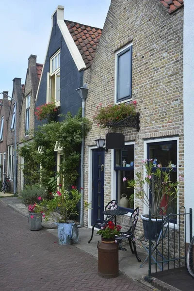 Street with typical house in the old town ZIERIKZEE on Zeeland / Netherlands — Stock Photo, Image