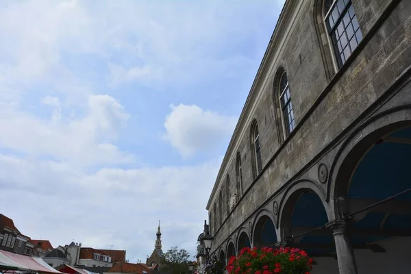 Havenplein na cidade velha Zierikzee na ilha Schouwen em Zeeland, Países Baixos com vista para a torre da igreja velha — Fotografia de Stock