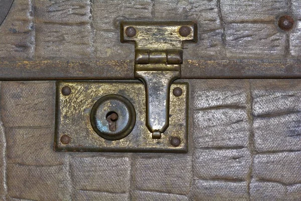 Old rusted lock of an antique  suitcase — Stock Photo, Image