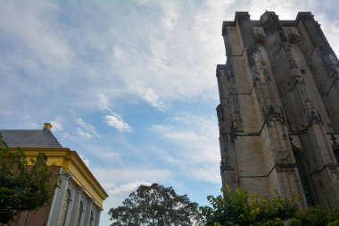 Yeni kilisenin bir parçası ve eski Sint-Lievens kulesinden - canavar, eski kasaba Zieriksee, Hollanda