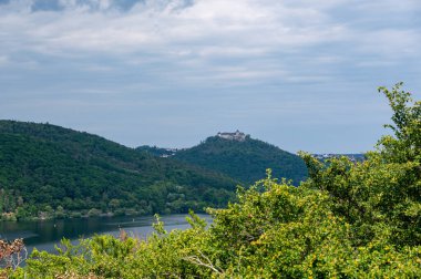 Gökyüzü ve bulutlu Eder Gölü manzarası, Hesse, Almanya
