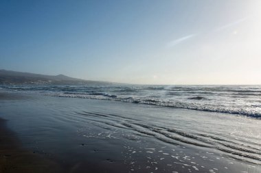 Maspaloma 'nın kumlu plajı. Playa del Ingls kasabası manzaralı. Kanarya Adası, Gran Kanarya, İspanya, Avrupa.