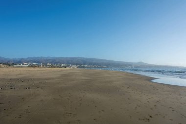 Maspaloma 'nın kumlu plajı. Playa del Ingls kasabası manzaralı. Kanarya Adası, Gran Kanarya, İspanya, Avrupa.