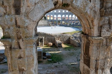 Hırvatistan ve Avrupa 'nın en büyük altıncı amfitiyatrosu olan Pula amfitiyatrosunun duvarından bakın.