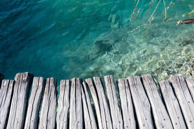 Bir gölün temiz suyuyla ahşap tahtaların arkaplan görüntüsü