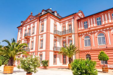 Bir yaz gününde Wiesbaden Biebrich Kalesi, Almanya