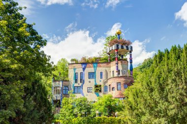 Hundertwasser House in Bad Soden, Almanya - Avusturyalı sanatçı Friedensreich Hundertwasser'in fikir ve konseptinden sonra inşa edildi