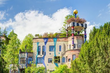 Hundertwasser House in Bad Soden, Almanya - Avusturyalı sanatçı Friedensreich Hundertwasser'in fikir ve konseptinden sonra inşa edildi