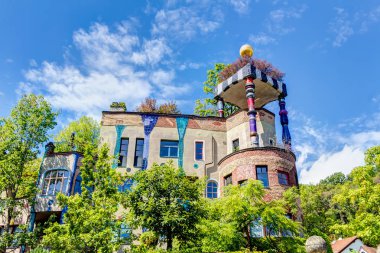 Hundertwasser House in Bad Soden, Almanya - Avusturyalı sanatçı Friedensreich Hundertwasser'in fikir ve konseptinden sonra inşa edildi