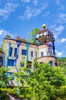 Hundertwasser House in Bad Soden, Almanya - Avusturyalı sanatçı Friedensreich Hundertwasser'in fikir ve konseptinden sonra inşa edildi