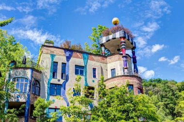 Hundertwasser House in Bad Soden, Almanya - Avusturyalı sanatçı Friedensreich Hundertwasser'in fikir ve konseptinden sonra inşa edildi