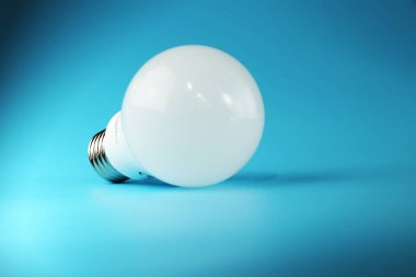 Mükemmel bir beyaz ampul led ve Avrupa Birliği'nin günlük kullanmak için onaylanmıştır. Mavi arka plan