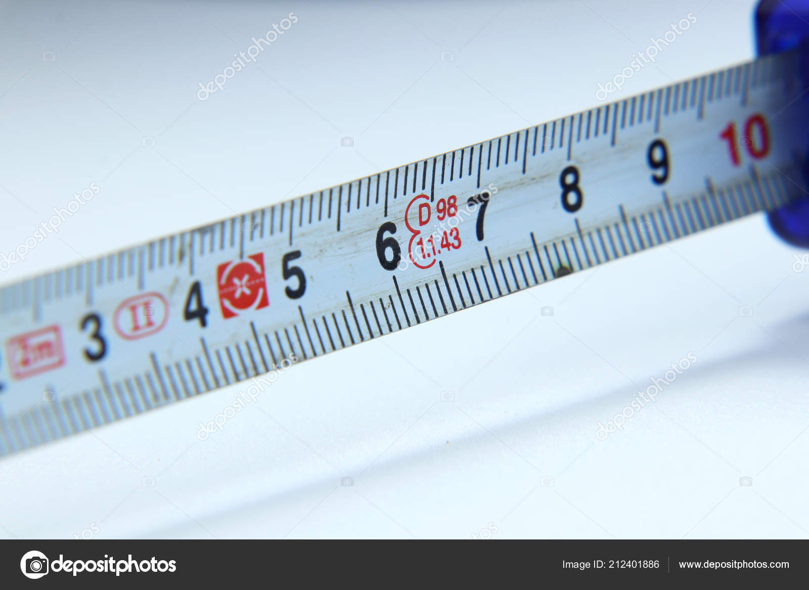 Как выглядит 10 сантиметров. 1 см 10 мм на линейке. Линейка с отметкой 17. Ручной сантиметр. Рука с линейкой.