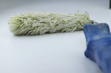 Mavi kavrama ile beyaz arka plan üzerinde kullanmak için hazır resim bir silindir. Gidelim