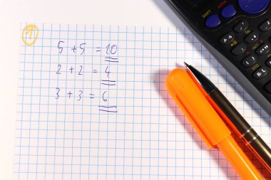 Kare kağıt üzerinde bir kaç arithematical sorun. Biz de hesap makinesi gerekir ve uçlu kalem hissettim. Beyaz arka plan