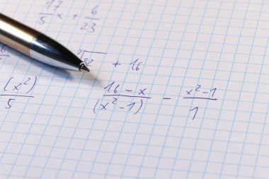 Matematik ders zor bir örnekte. Evde yapmak. Görev ataması. Üniversite veya lise. Çek okul
