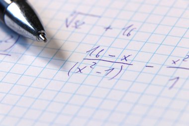 Bir bazı matematik örnek matematik dersine veya ev ödevi için örnek. Ayrıca mavi kalem görebilirsiniz. Üniversite öğrencileri için okul