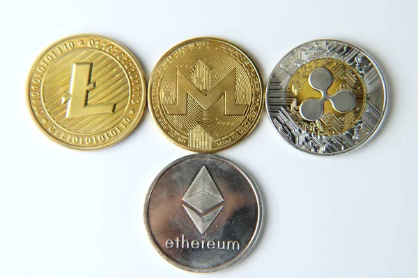Какой Тип Криптовалюты Белом Фоне Litecoin Monero Bitcoin Серебро Золото — стоковое фото