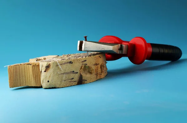 Een Combinatietang Met Houten Plank Roest Spijker Blauwe Achtergrond Gereedschap — Stockfoto