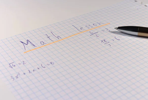 Bir Yazma Matematik Dersine Kare Kağıt Üzerinde Bazı Örneklerle Mavi — Stok fotoğraf